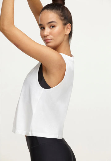 Clean Chic Yoga Outfit weißes Top über Sport-BH