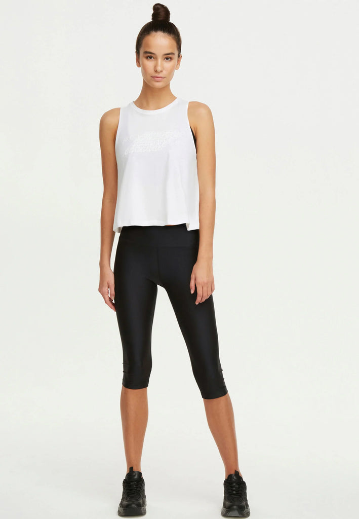 Clean Chic Yoga Outfit weißes Top über Sport-BH